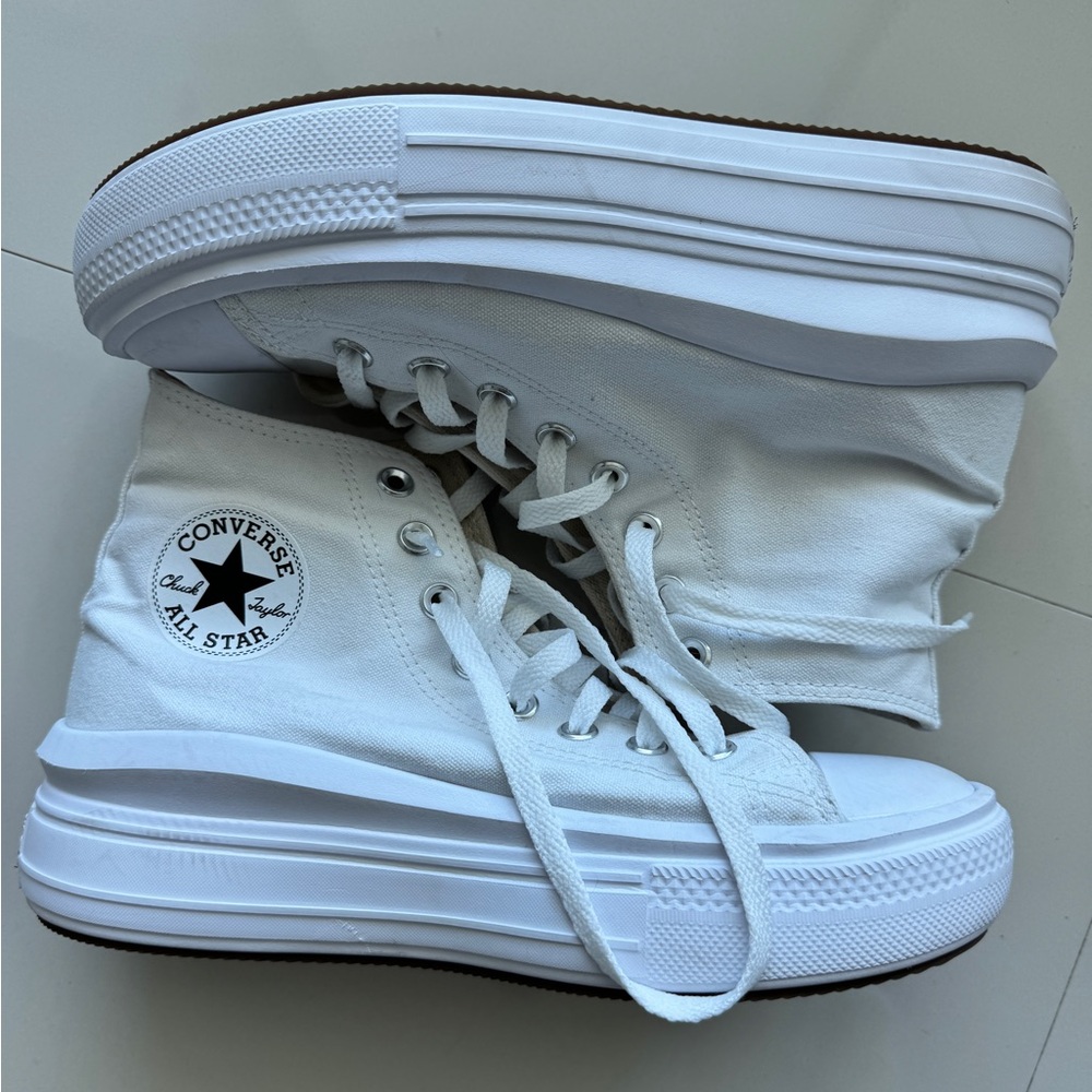 CONVERSE great condition white Chuck Taylor platforms women’s size 9
